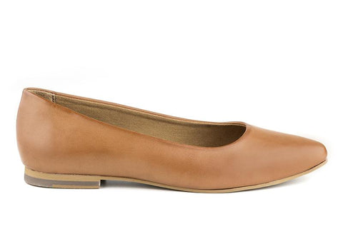 Simple flat with a pointed toe in tan vegan leather. Tan sole and cotton lining.